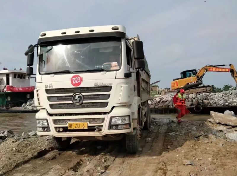 【深夜集结】省威尼斯欢乐娱人v675百余辆车3000吨碎石料驰援华容防汛救灾一线